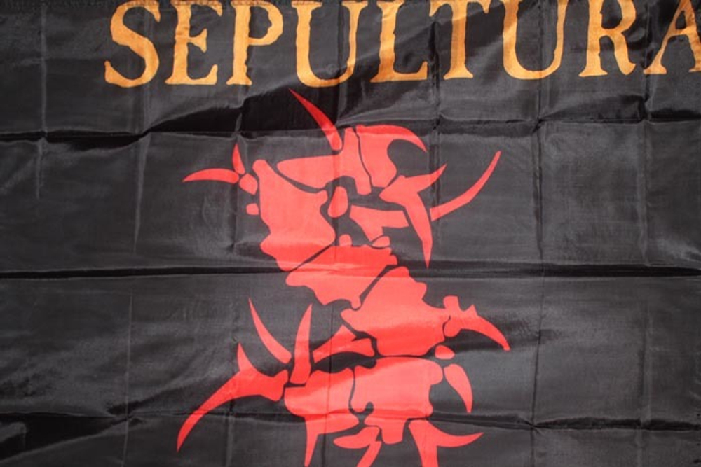Флаг Sepultura красная буква на чёрном фоне