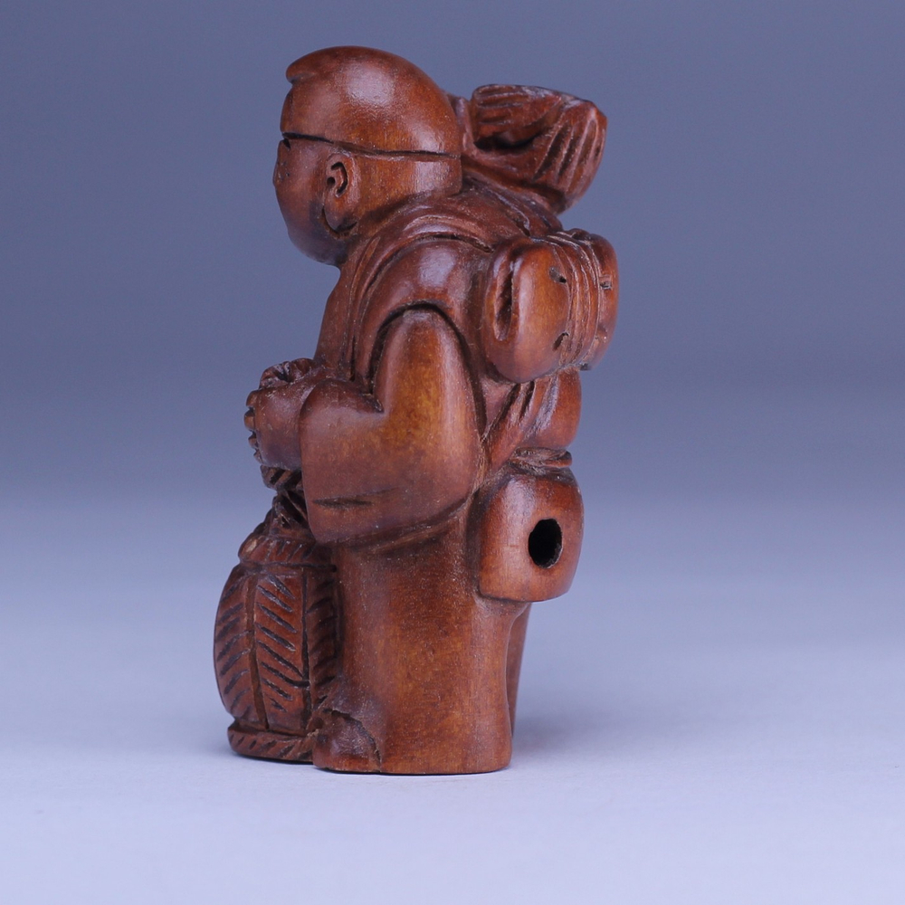 Нэцкэ Рыбак с огромной рыбой на плече