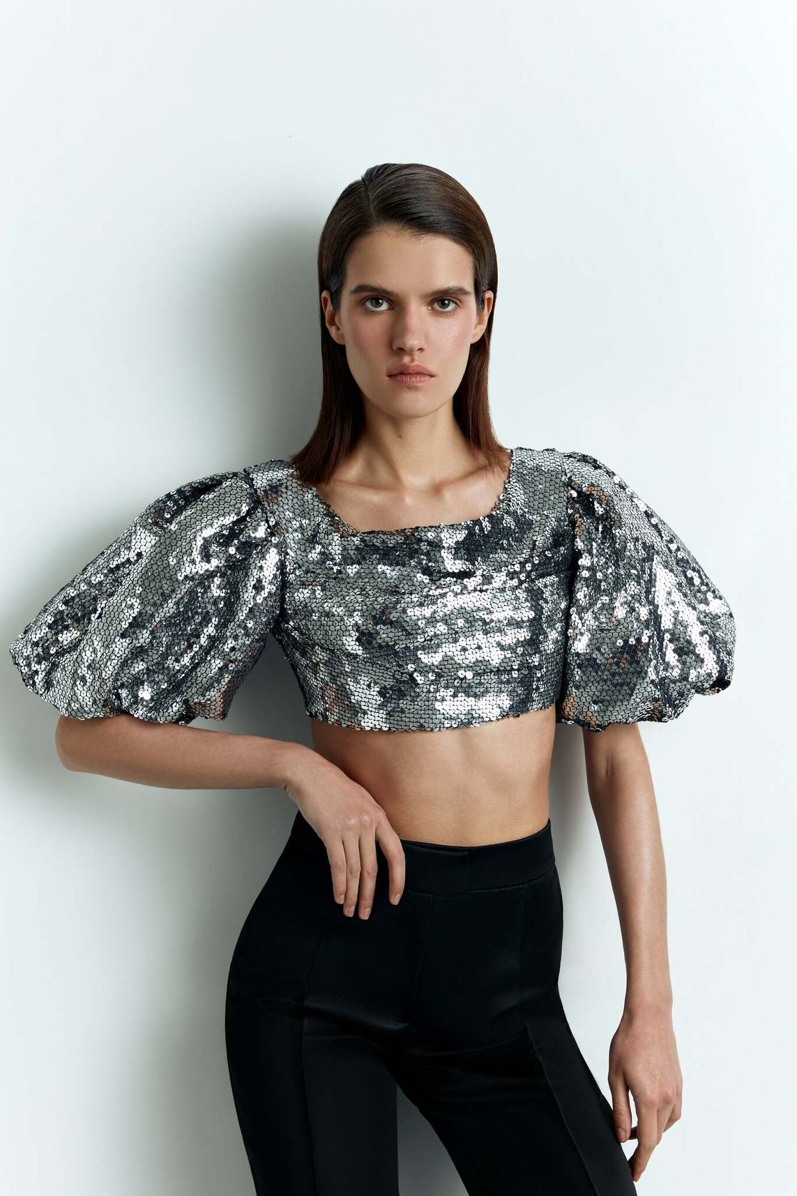 Укороченный топ из пайеток с объемными рукавами