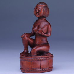 Нэцкэ Красавица моется в бочке