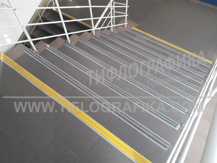 Накладка на ступень противоскользящая в алюминиевом профиле шириной 86 мм, двойная резиновая вставка шириной 29 мм, самоклеящаяся