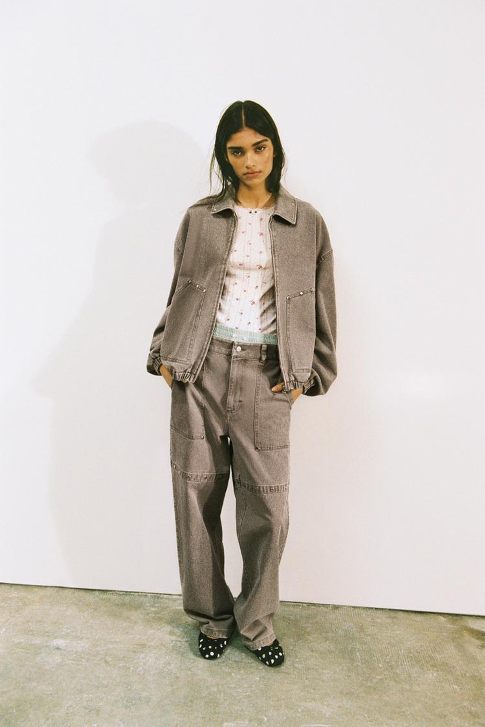 ZARA ФУТБОЛКА С ПЕРФОРАЦИЕЙ И ЦВЕТАМИ, ЭКРЮ