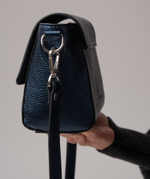 Сумка кожаная через плечо синий металлик