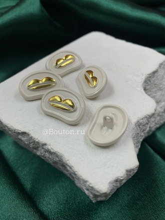 Пуговицы Скиапар. глянцевая золотистая "Губы" кремово-бежевая эмаль