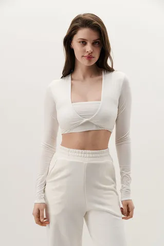 Лонгслив с перекрутом укороченный кремового цвета