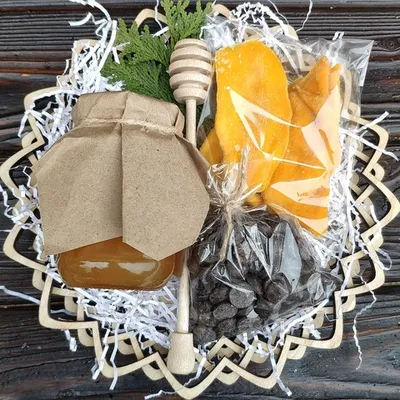 Фотография Подарочная корзина с манго, шоколадом и медом / 420 гр купить в магазине Афлора