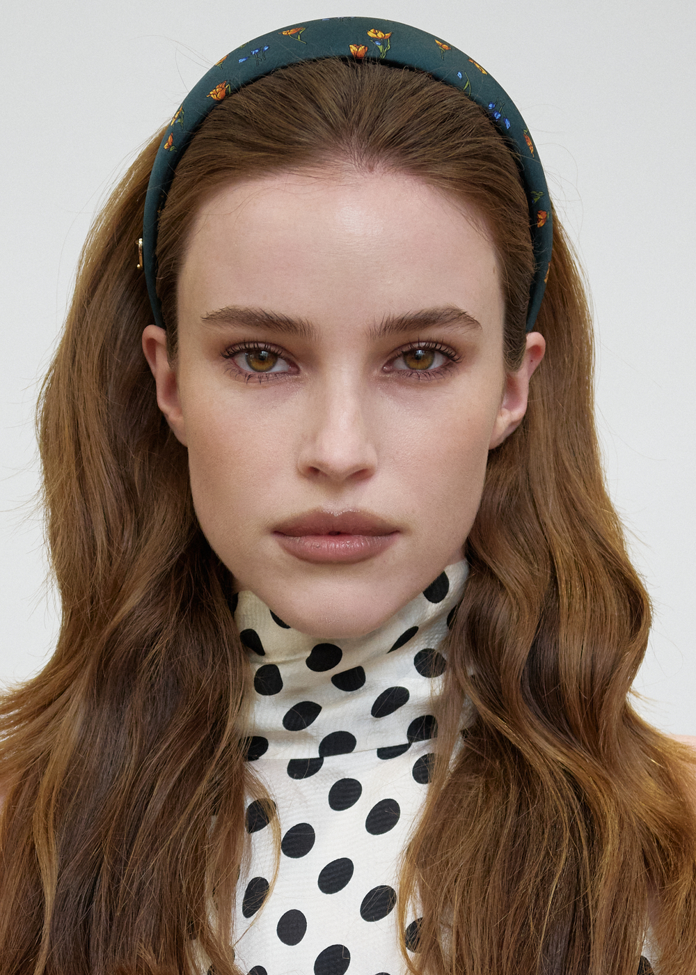 Зеленый ободок с цветочным принтом