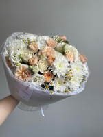 Сборный букет в персиковой гамме на основе хризантем и кустовых пионовидных роз