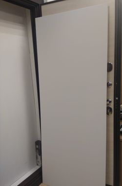 Входная металлическая дверь Интекрон Профит Лофт черный / Гладкая Силк сноу (белая, без текстуры)
