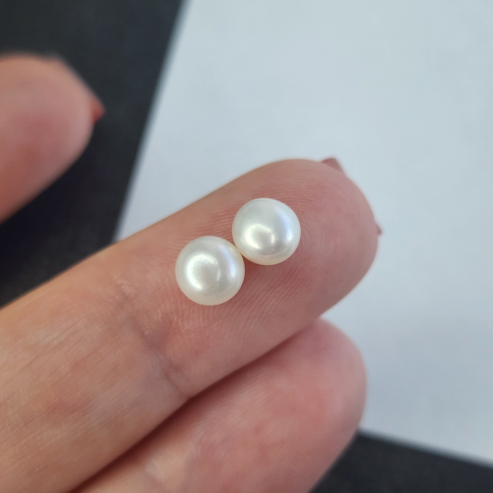 Жемчуг натуральный белый, 6мм, подушечка кабошон, полупросверленный, цена за пару