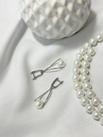 Серьги треугольник с белой жемчужиной, оттенок серебро