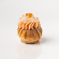 Профитроли с муссом из семги, желе из просеко и красной икрой 16 шт