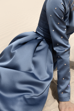 Платье макси драпированное из сатина с вышивкой на рукавах