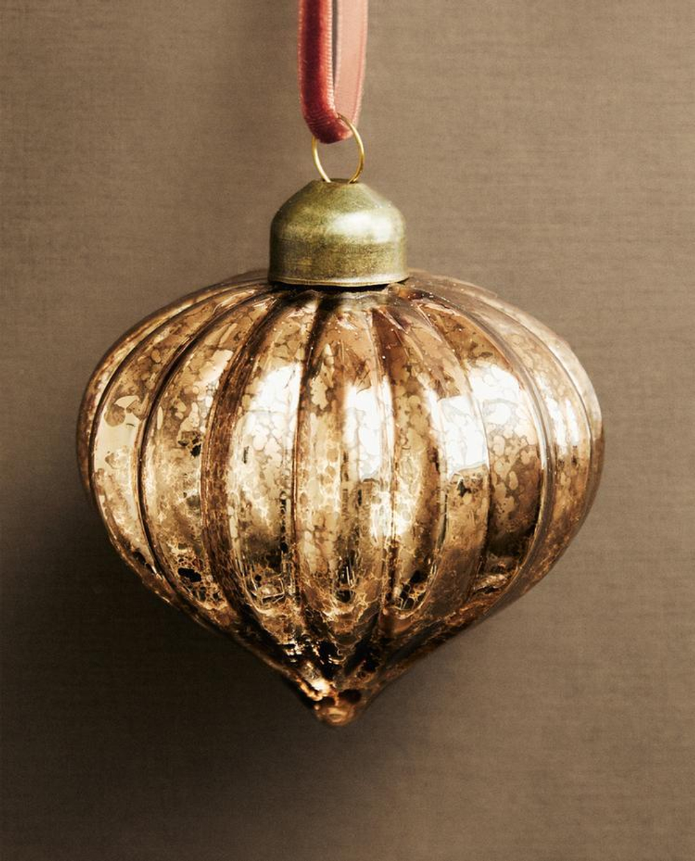 ZARA HOME ЕЛОЧНОЕ УКРАШЕНИЕ «ЮЛА» С РЕЛЬЕФНЫМ УЗОРОМ В ПОЛОСКУ, СЕРЕБРЯНЫЙ