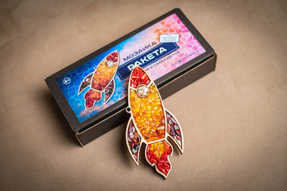 Мозаика из янтаря и самоцветов "Ракета"