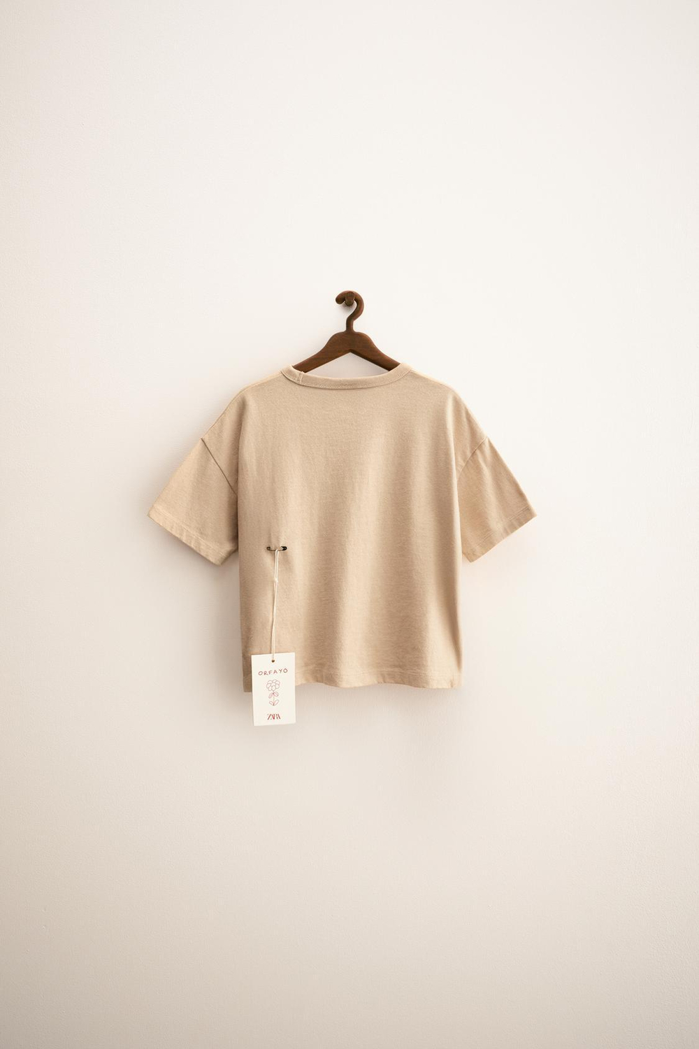 ZARA ZARA TIMELESS — ФУТБОЛКА С ВЫШИВКОЙ ORFAYO ©, РЫЖЕВАТО-КОРИЧНЕВЫЙ