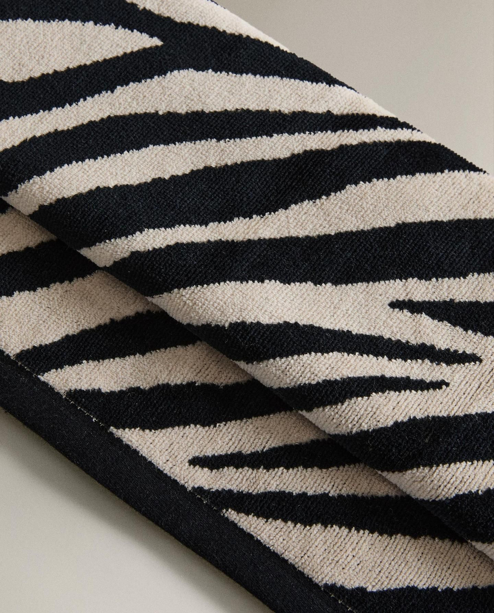 Zara Home - Велюровое банное полотенце с животным узором, черный, 90х150 см