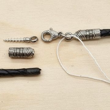 190012 Кожаный шнурок с винтовым замком