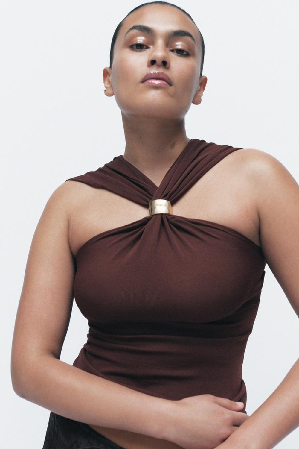 ZARA ТРИКОТАЖНЫЙ ТОП С ГОРЛОВИНОЙ ХАЛТЕР И ЗОЛОТИСТОЙ ДЕТАЛЬЮ, КОРИЧНЕВЫЙ