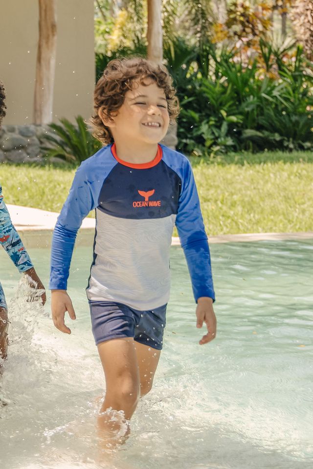 Красная плавательная футболка с длинными рукавами