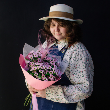 8. Милый стойкий букет из розовых ромашек