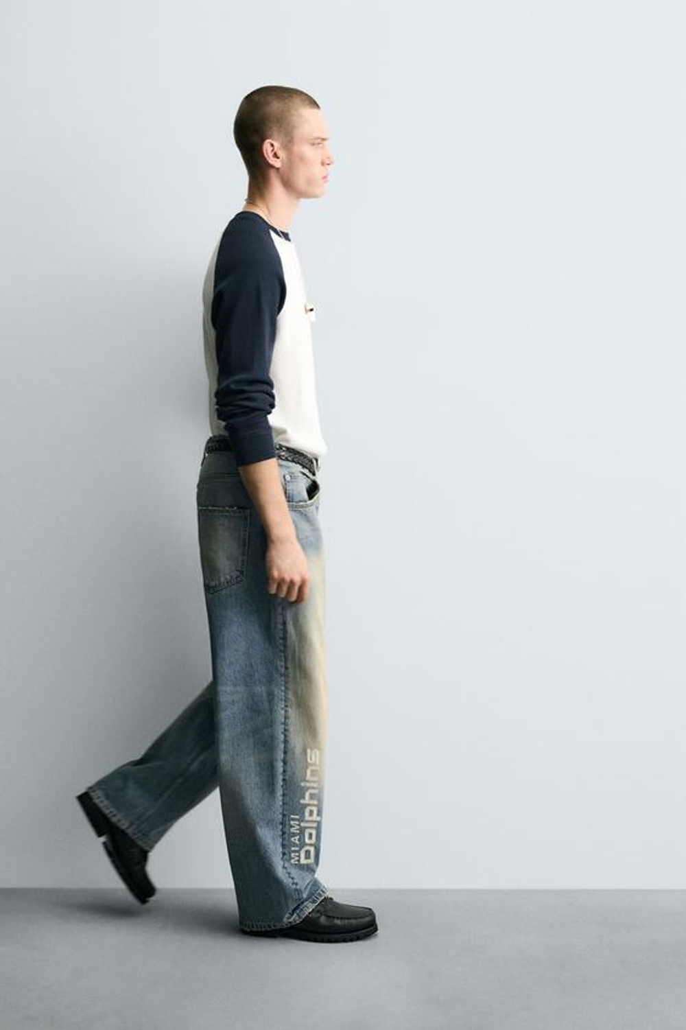 ZARA ДЖИНСЫ RELAXED FIT С ВЫШИВКОЙ NFL MIAMI DOLPHINS, ВЫЦВЕТШИЙ СИНИЙ