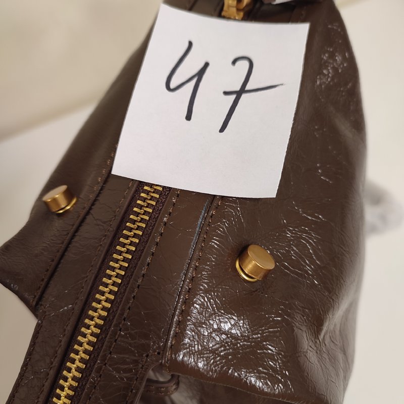 TYRA крем-шоколад - царапина вдоль шва 47