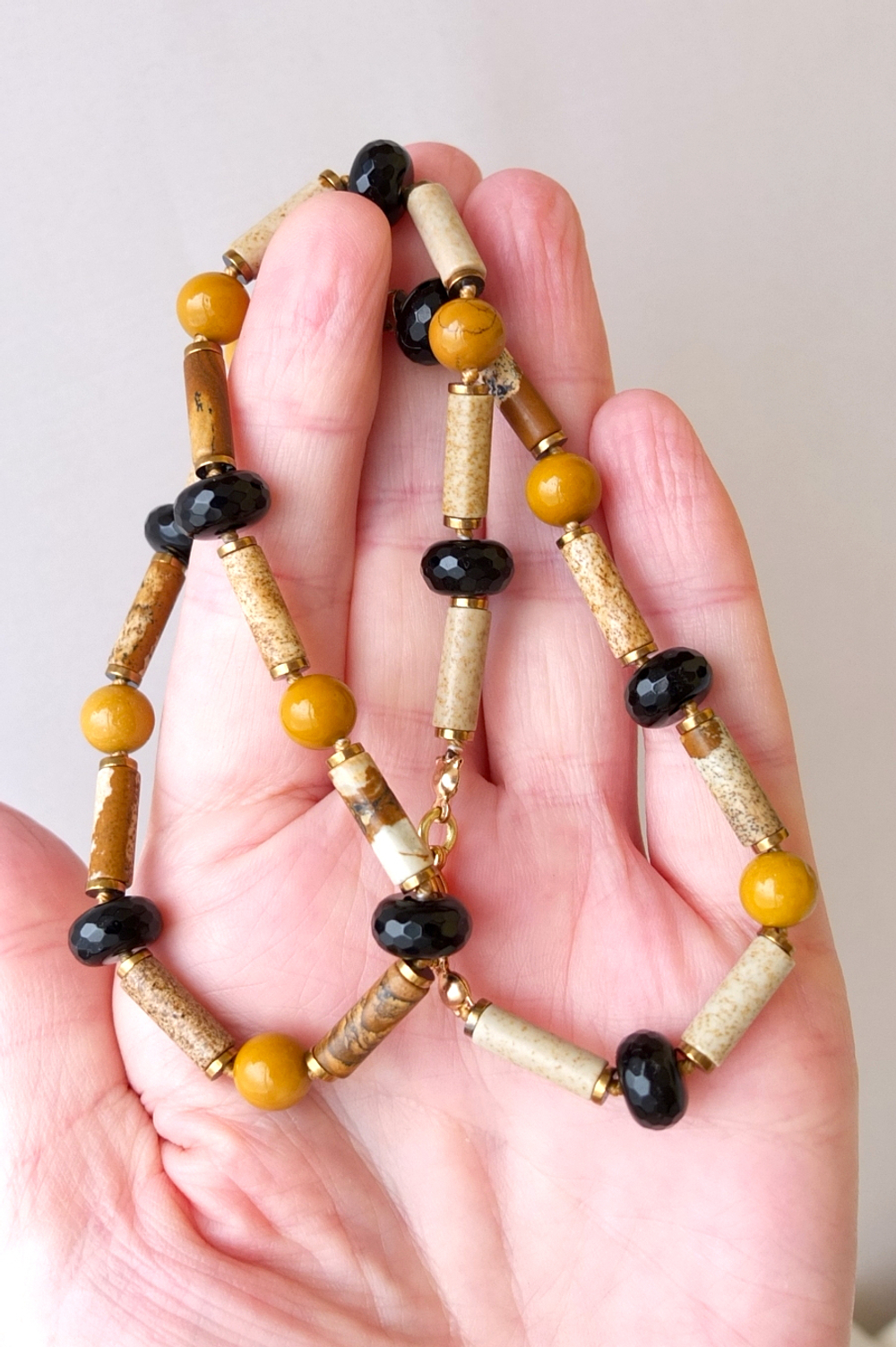 Бусы из песчаной яшмы, агата и керамики, позолоченный замок