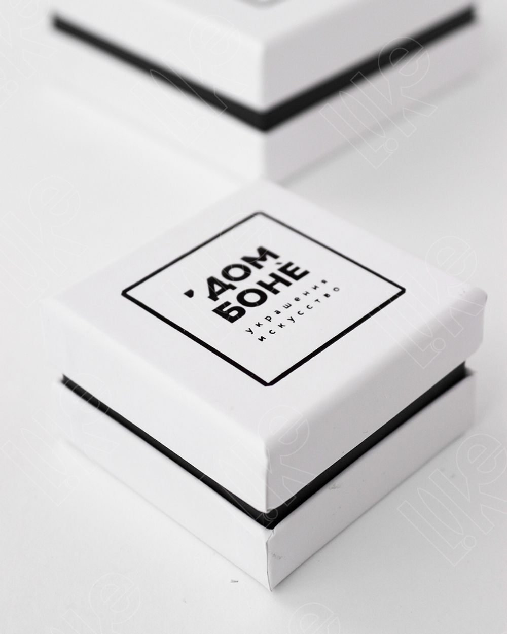 Футляр картонный 60x60x36 мм с флокированным ложементом.