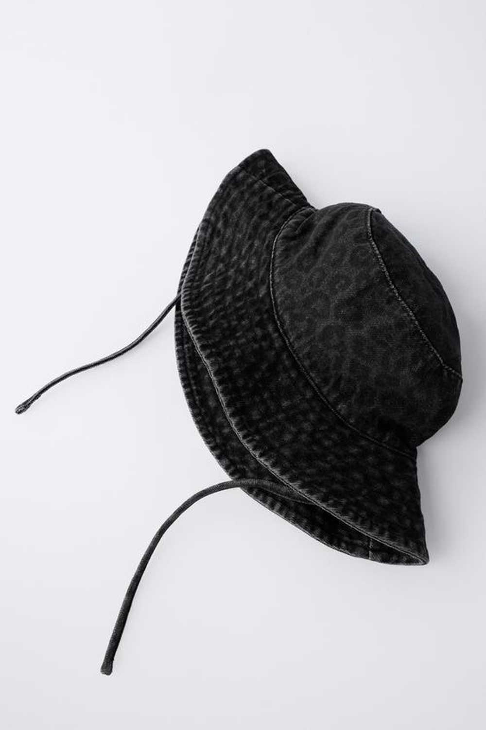 ZARA ДЖИНСОВАЯ ПАНАМА С АНИМАЛИСТИЧЕСКИМ ПРИНТОМ, ЧЕРНЫЙ