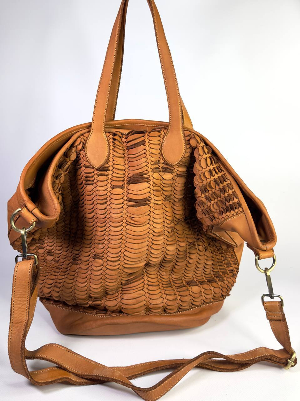 Женская большая плетеная сумка цвета whisky