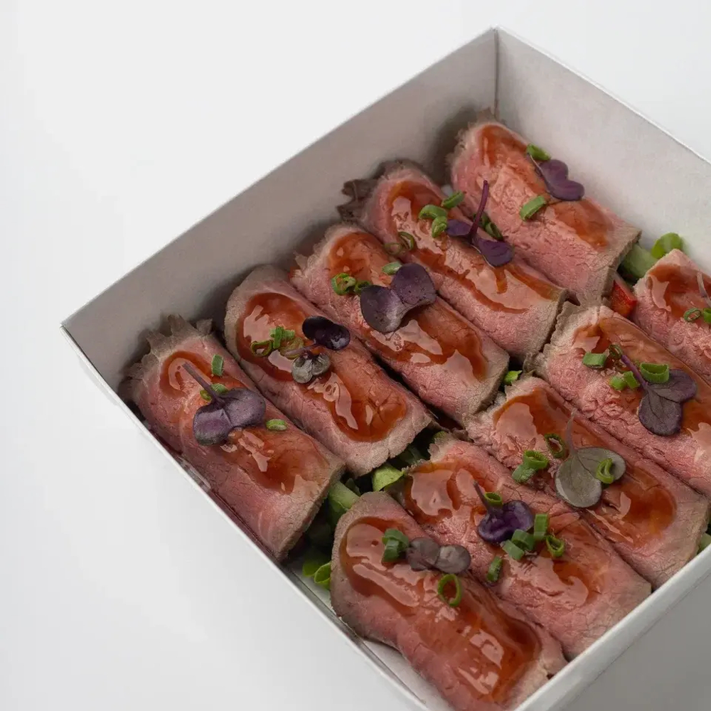 Рулетики из ростбифа с овощами