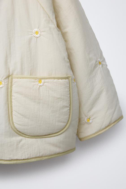 ZARA СТЕГАНАЯ КУРТКА С ВЫШИВКОЙ «РОМАШКИ», ЭКРЮ