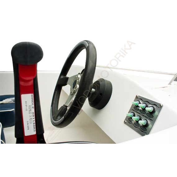 Стеклопластиковая лодка NISSAMARAN Laker V 450 ( с креслами и реллингами и доп. аксессуарами )