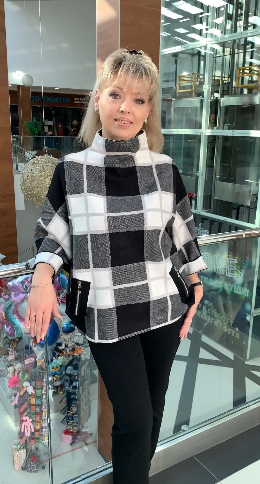 Теплый джемпер в черно-белую клетку