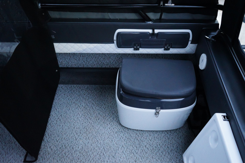 Лодка Беркут L-HT Open. В наличии. Цвет Черный низ - серый верх