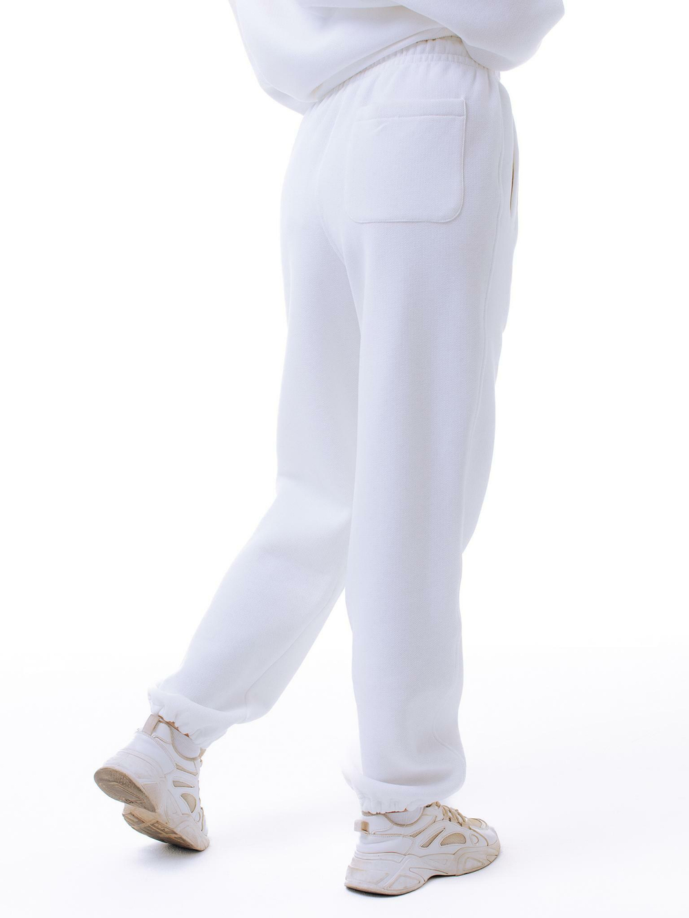 Белые спортивные брюки оверсайз на резинке
