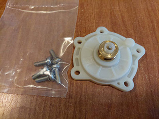 Крышка водяного узла газовой колонки Bosch 87055001050  WR10/13/15 FD &lt;= 559 полиамид