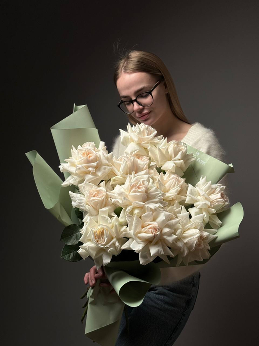 Букет из 15 кремовых французских роз в упаковке