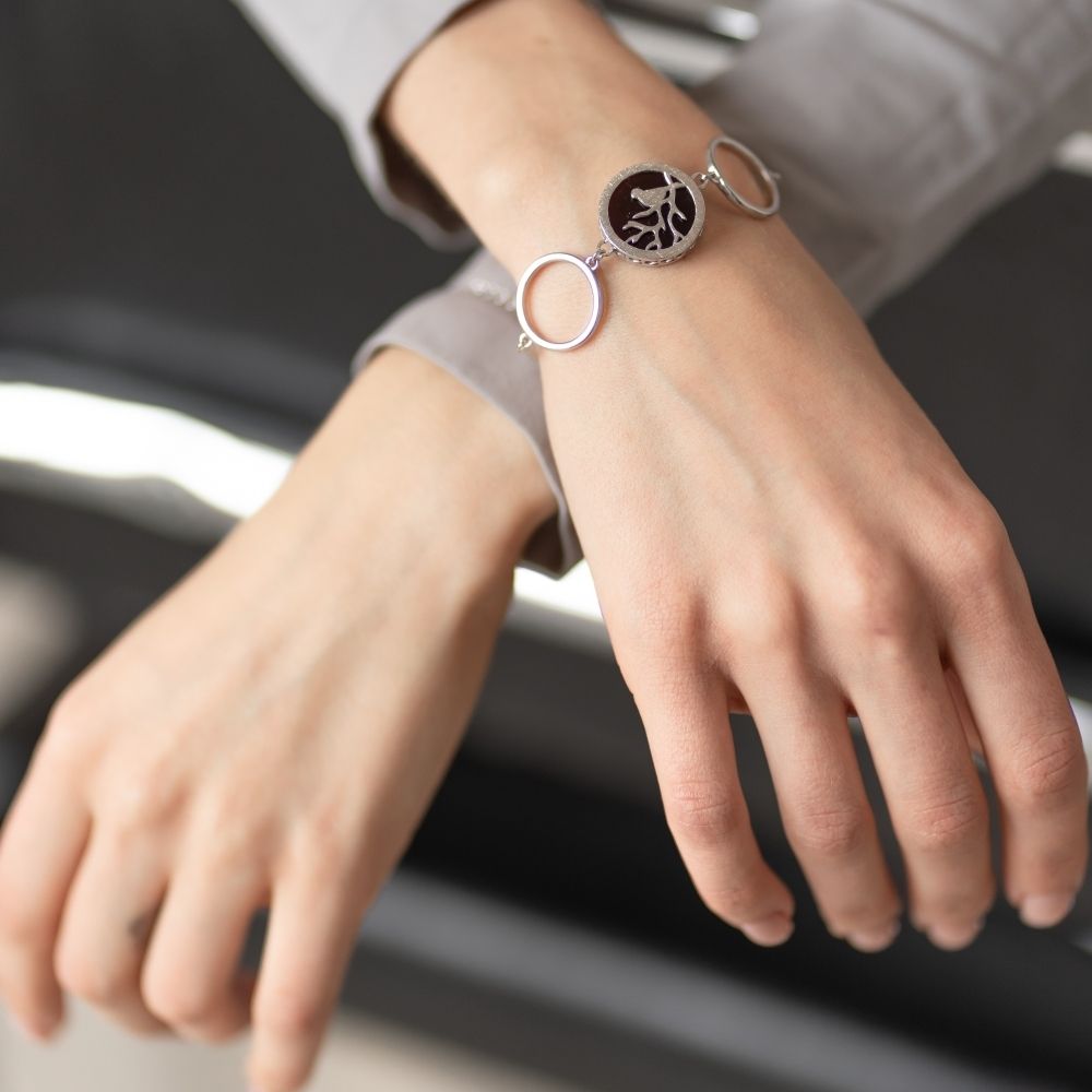 Браслет Птица на ветке с вишневым янтарем