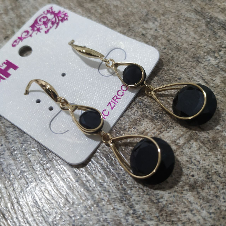 Серьги на англ.заст. Cubic Zirconia 2 кристалла круг в оправе капля цвет черный металл золотистый