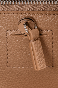 Loewe Сумка Amazona 23 из мягкой зернистой телячьей кожи, мокко
