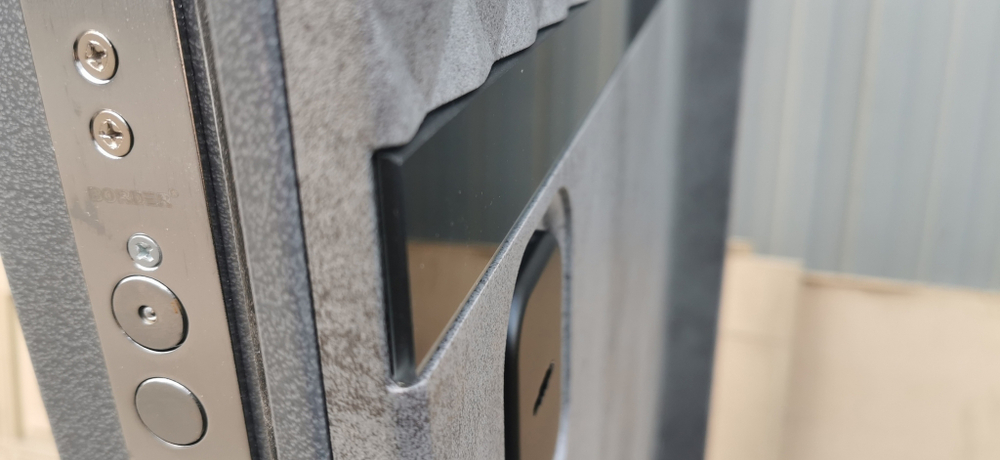 Входная металлическая дверь RеX (РЕКС) 15 Чешуя бетон темный, фурнитура ЧЕРНАЯ квадрат/ ФЛ-243 Силк сноу