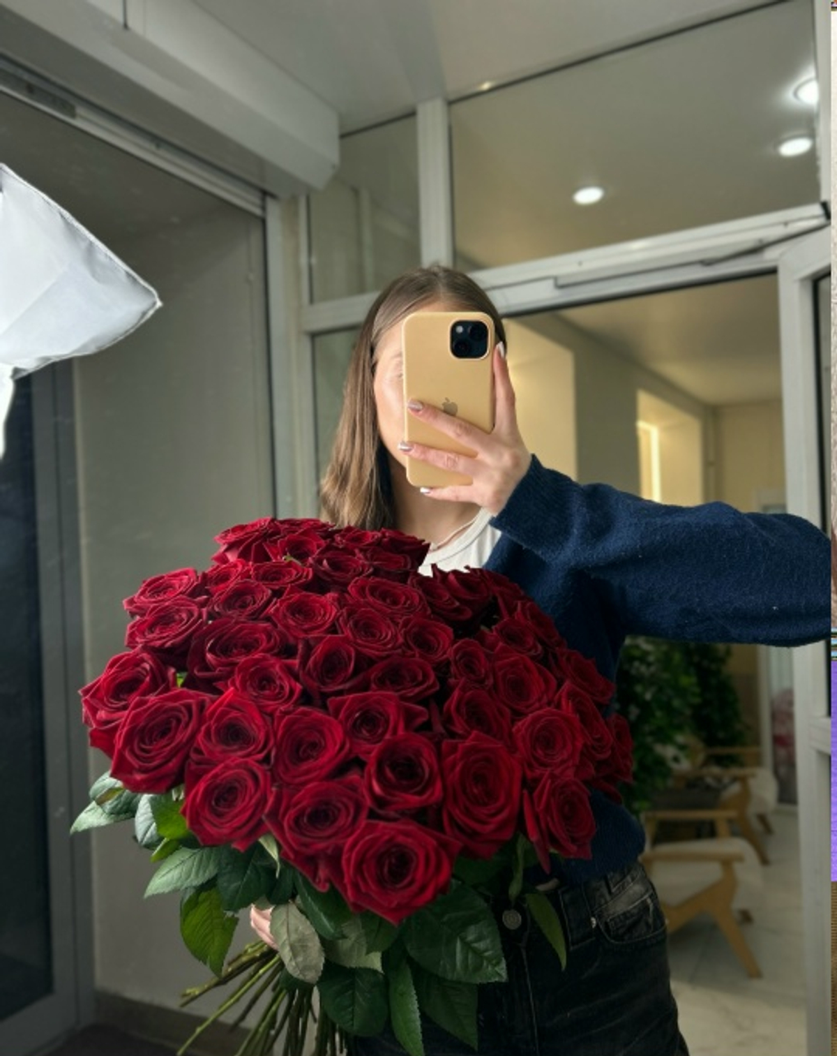Любовь в букете из 43 роз сорта Red Naomi (60 см)