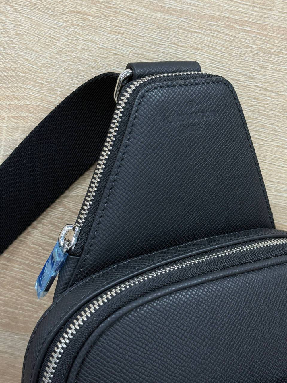 Сумка-слинг Louis Vuitton