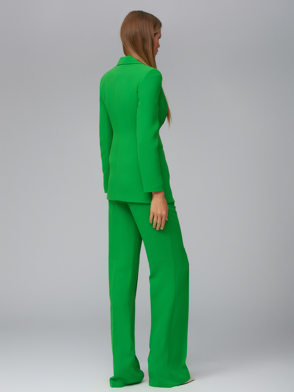 Женский зелёный костюм тройка с приталенным жакетом