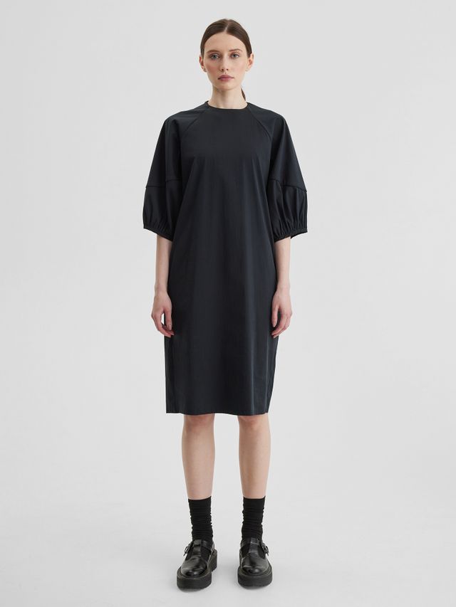 Платье черного цвета с отделкой кантом