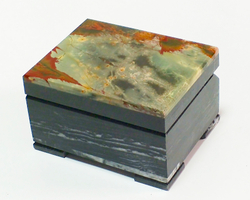 Шкатулка из яшмы и доломита 9-7-5.5см вес 470гр.