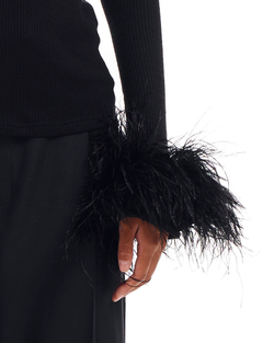 Кофта лапша с перьями на рукавах черная