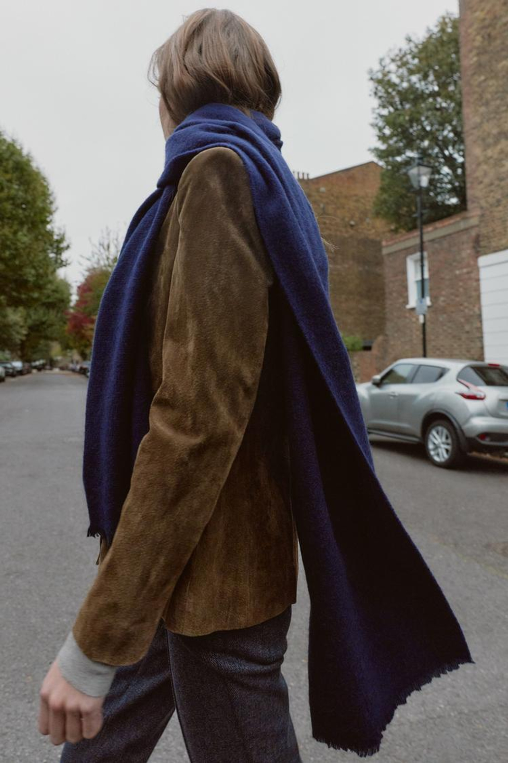 ZARA ОДНОТОННЫЙ ШАРФ С НЕОБРАБОТАННЫМИ КРОМКАМИ, МОРСКОЙ СИНИЙ